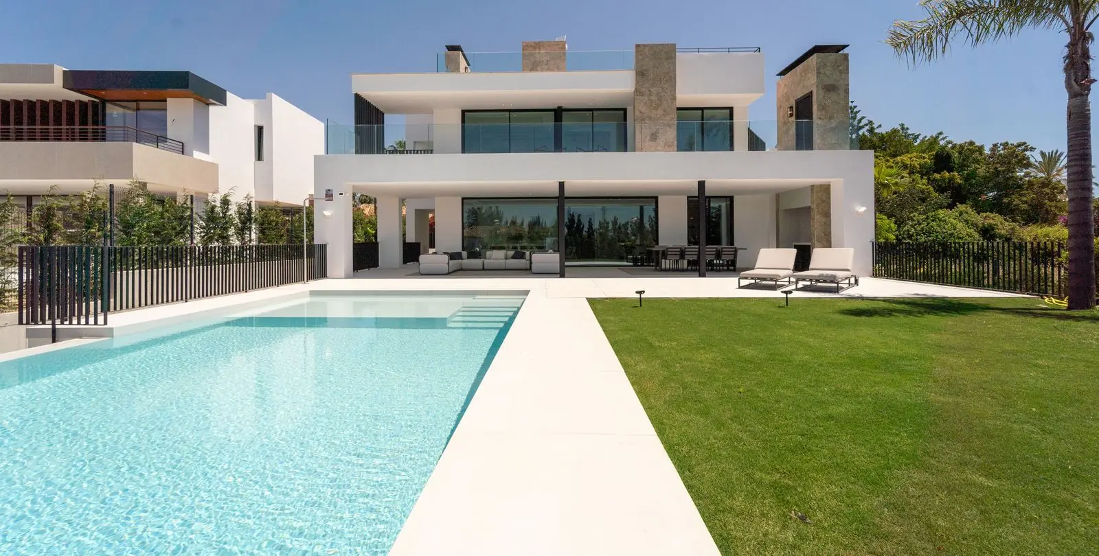 Venta de villa independiente en Nueva Andalucía 1