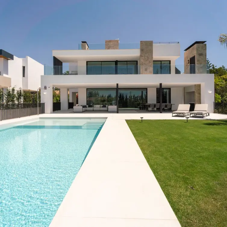 Venta de villa independiente en Nueva Andalucía