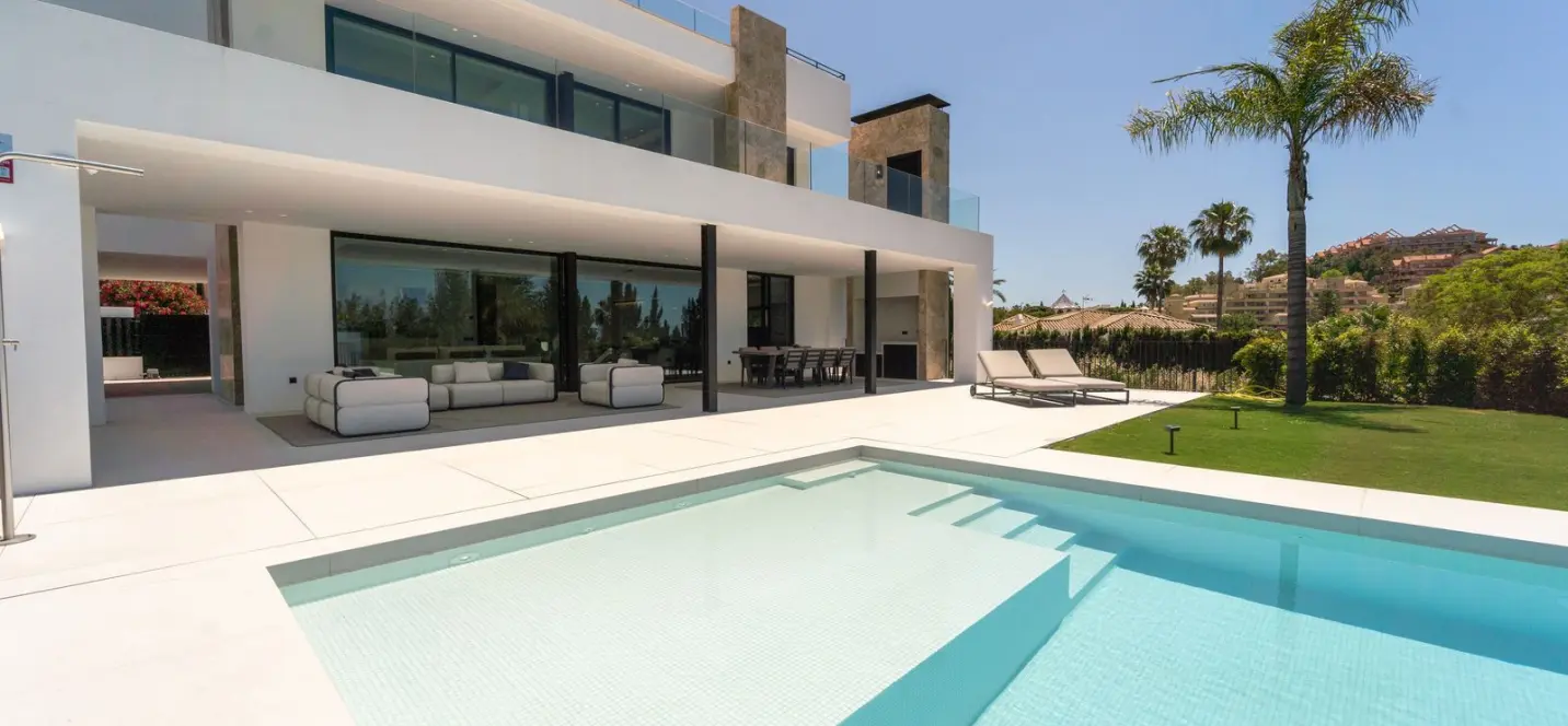 Venta de villa independiente en Nueva Andalucía 1
