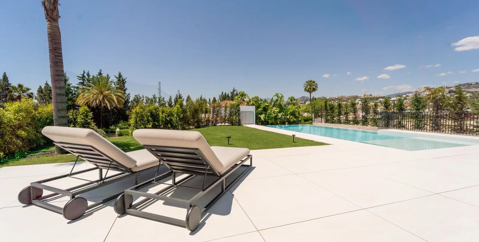 Venta de villa independiente en Nueva Andalucía 3