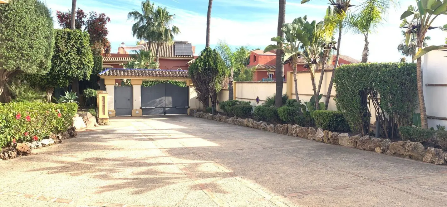 Venta de villa independiente en Estepona 1