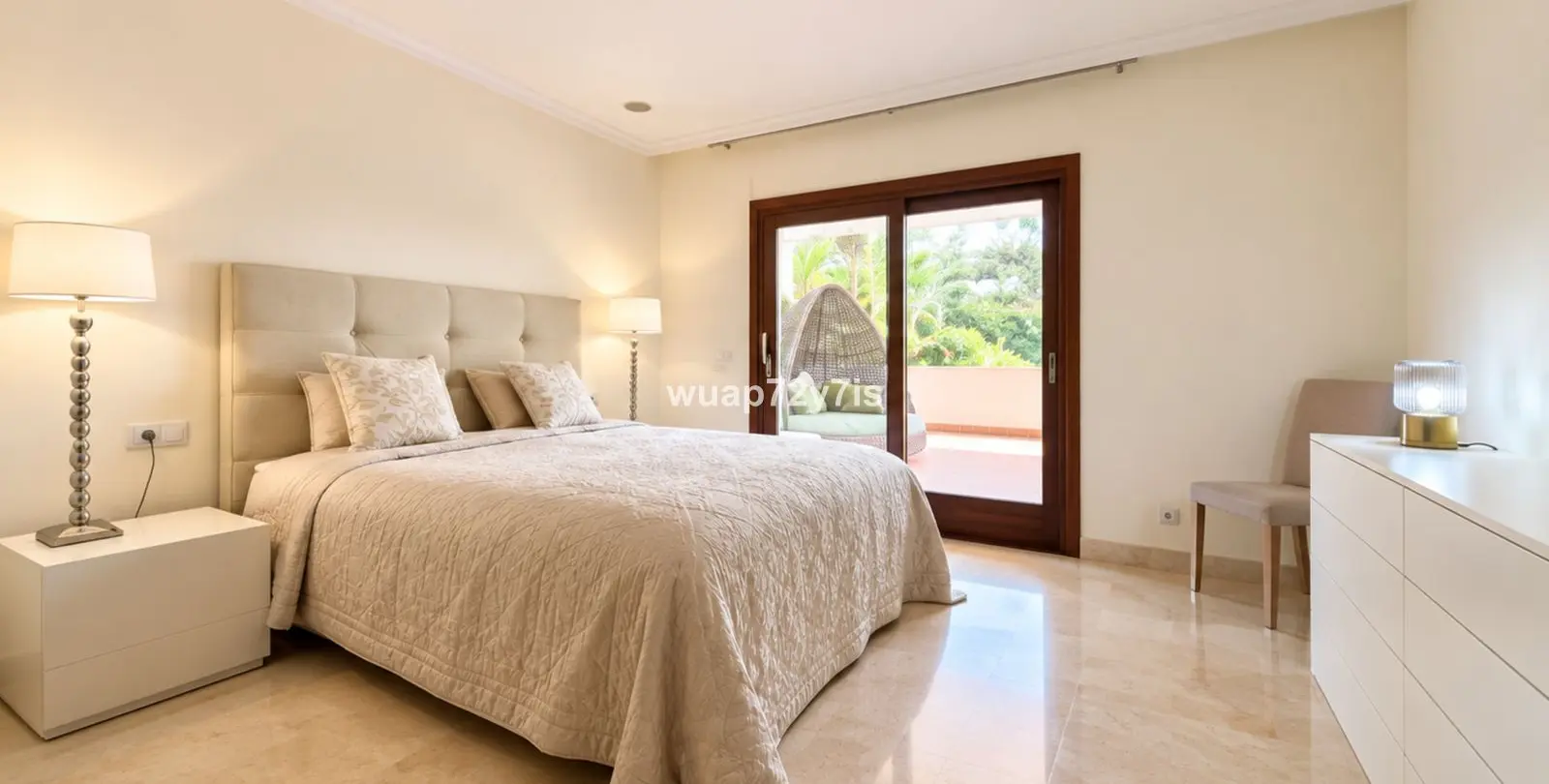 Venta de apartamento en planta baja en The Golden Mile 21