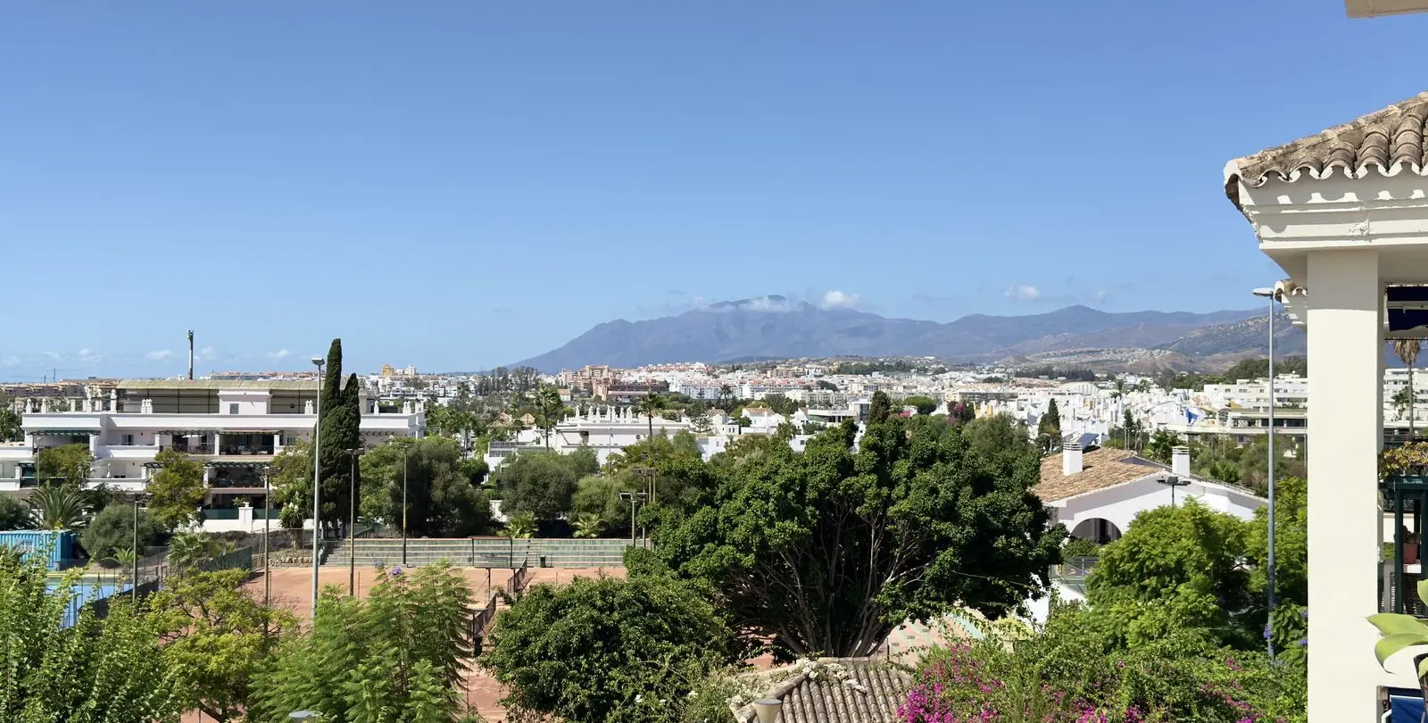 Sale of middle floor apartment in Nueva Andalucía 21