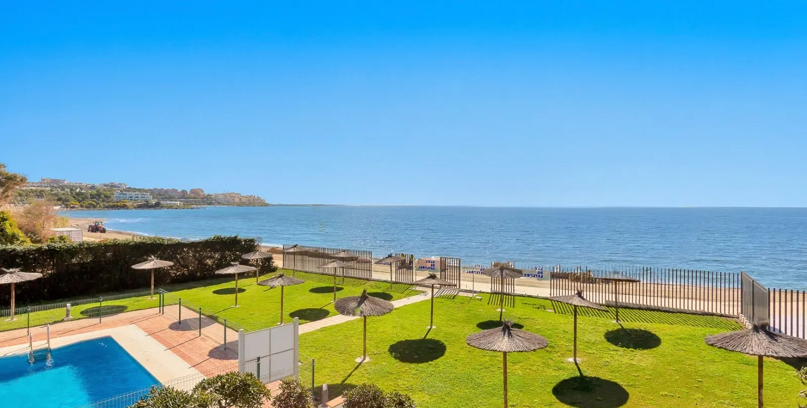 Sale of middle floor apartment in Estepona 1