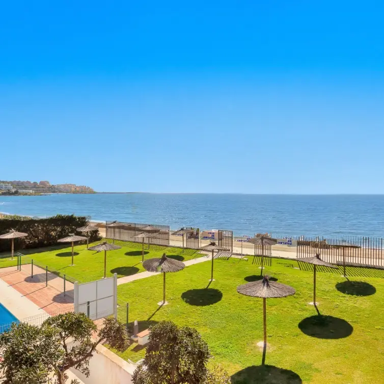 Sale of middle floor apartment in Estepona