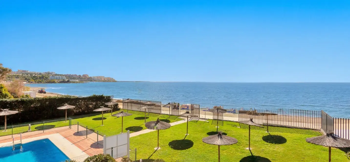 Sale of middle floor apartment in Estepona 0