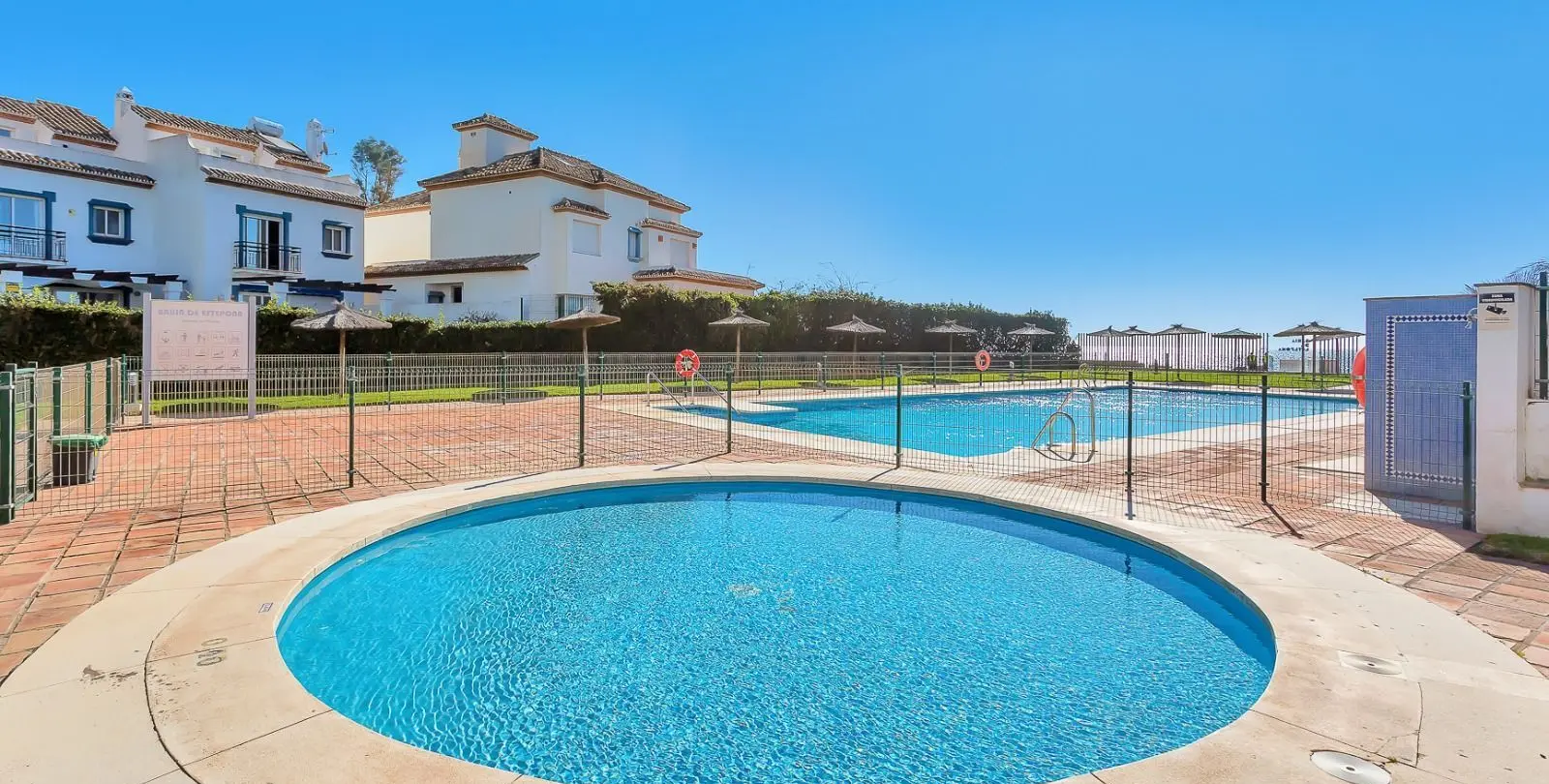 Sale of middle floor apartment in Estepona 2