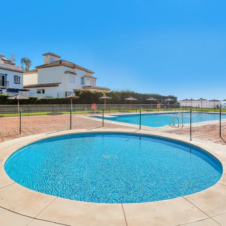 Sale of middle floor apartment in Estepona