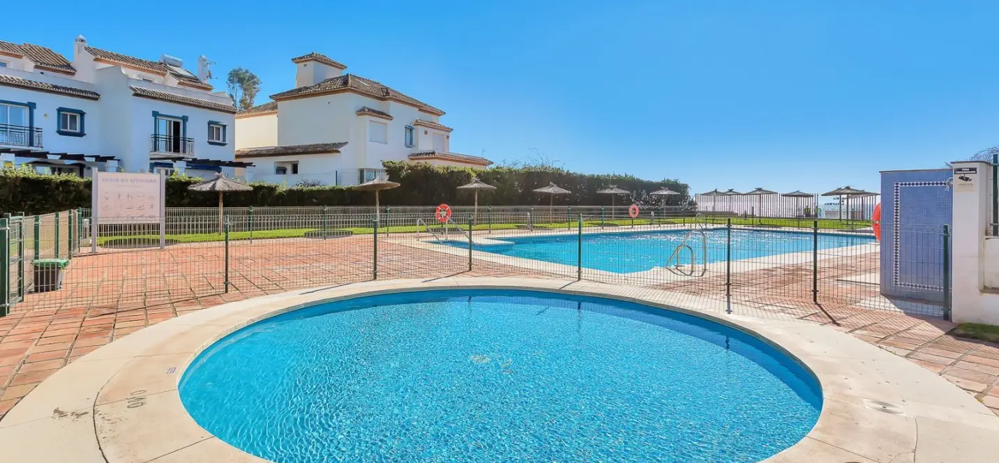Sale of middle floor apartment in Estepona 1