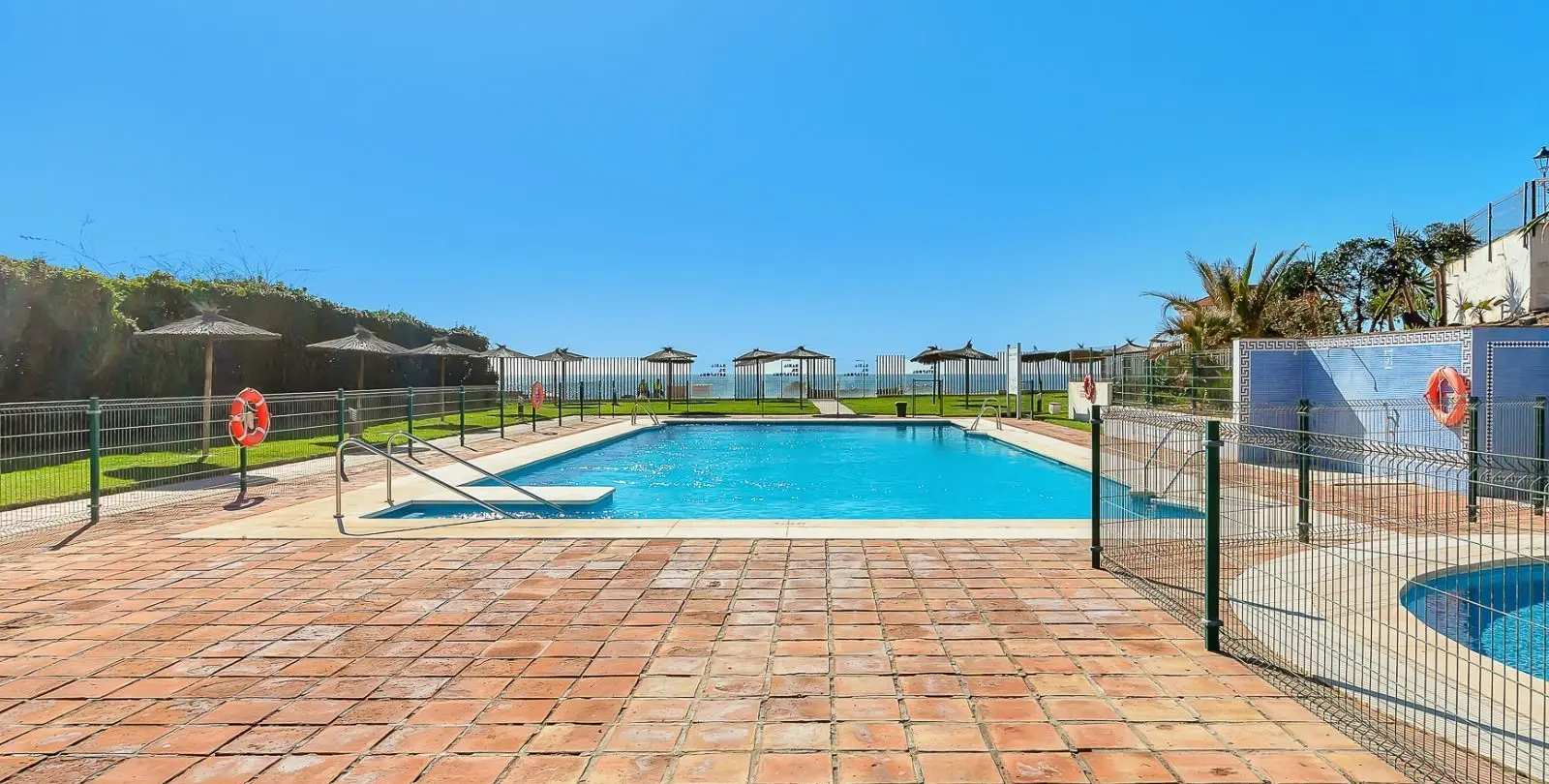 Sale of middle floor apartment in Estepona 3