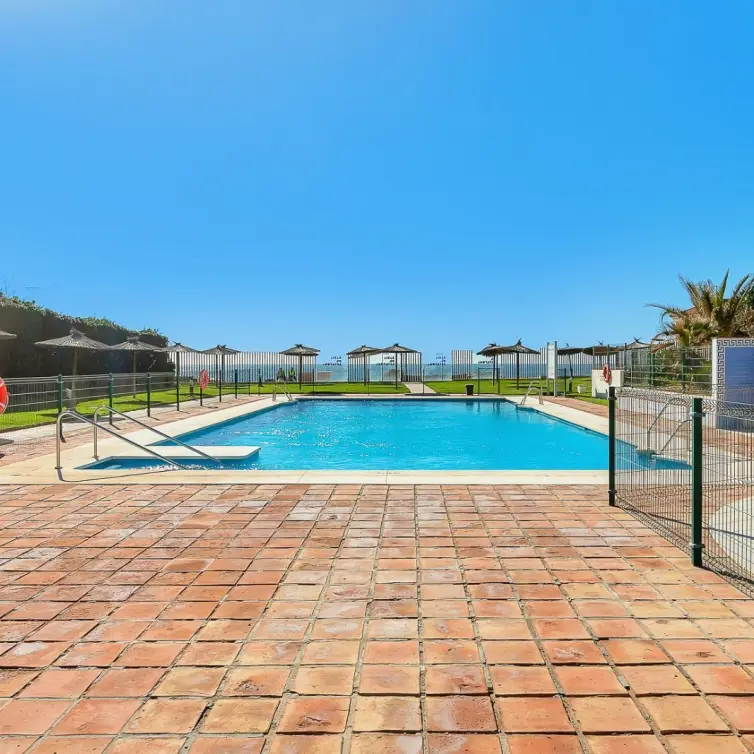 Sale of middle floor apartment in Estepona
