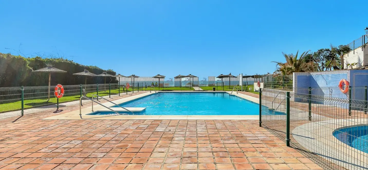 Sale of middle floor apartment in Estepona 2