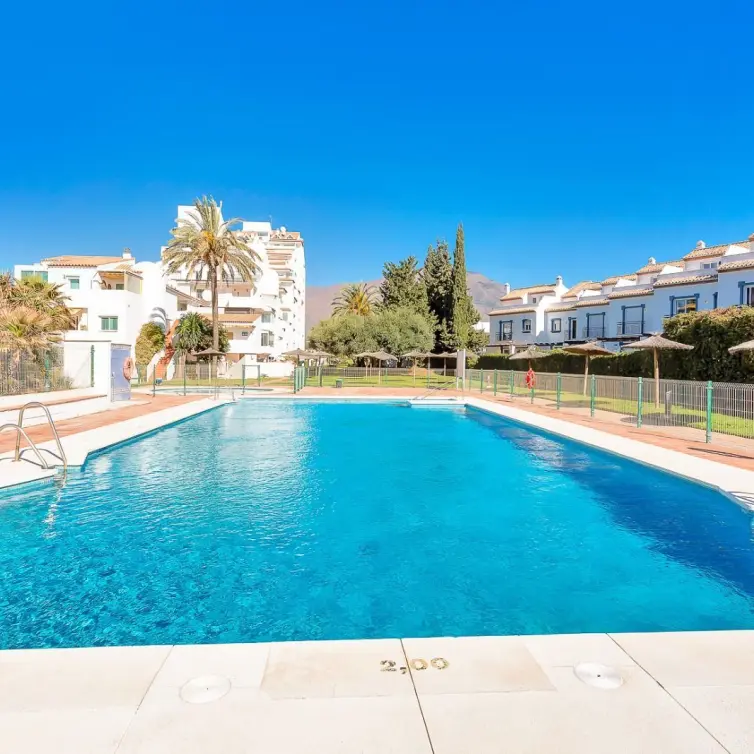 Sale of middle floor apartment in Estepona