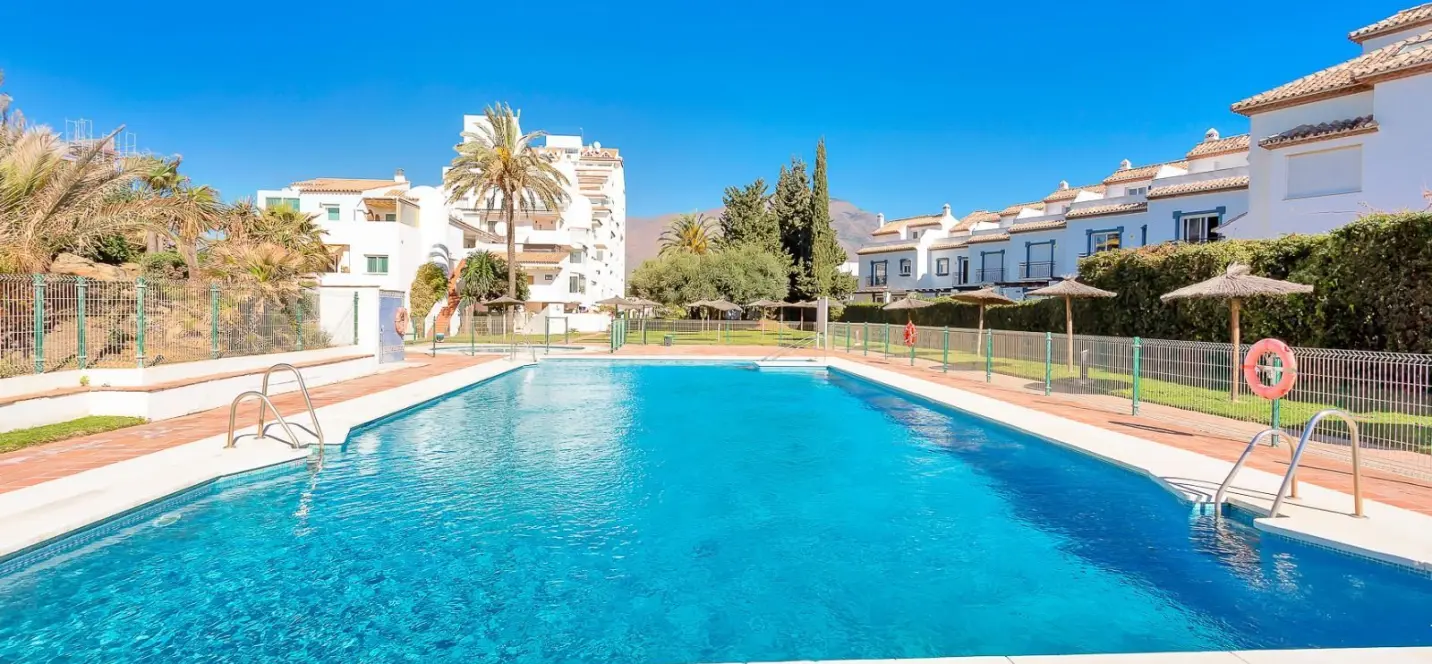 Sale of middle floor apartment in Estepona 3