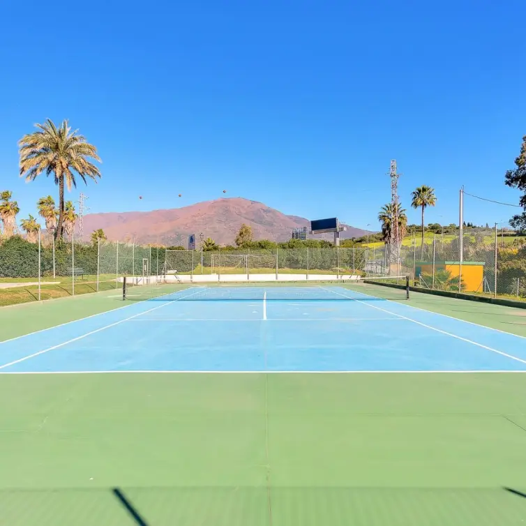 Sale of middle floor apartment in Estepona