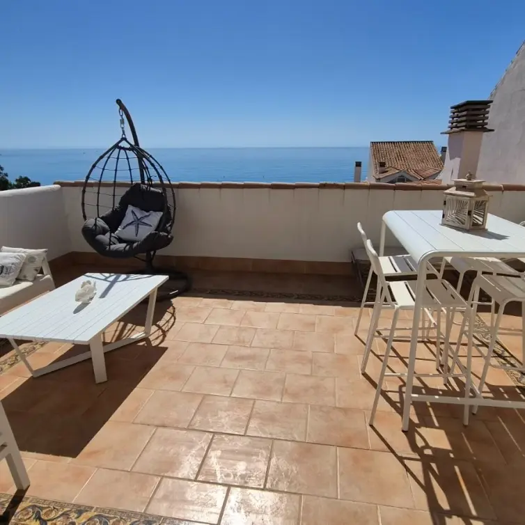 Sale of middle floor apartment in Estepona