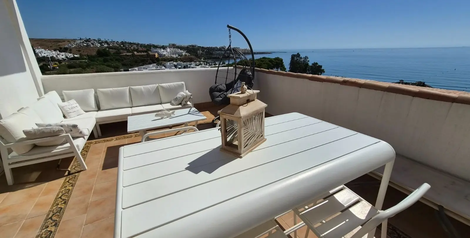 Sale of middle floor apartment in Estepona 19