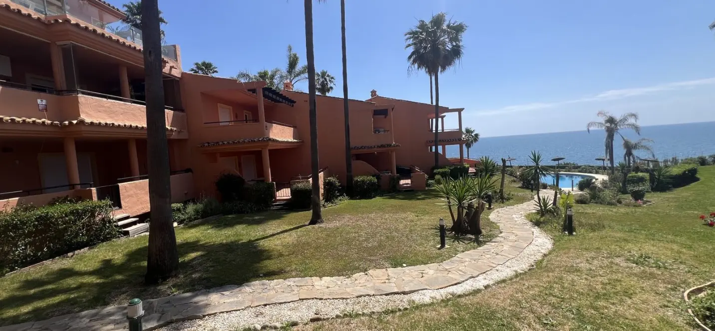Продажа апартаментов на первом этаже в Estepona 0