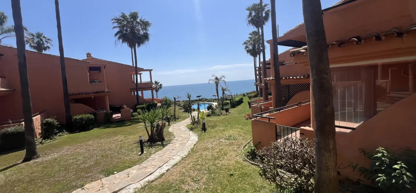 Продажа апартаментов на первом этаже в Estepona 1