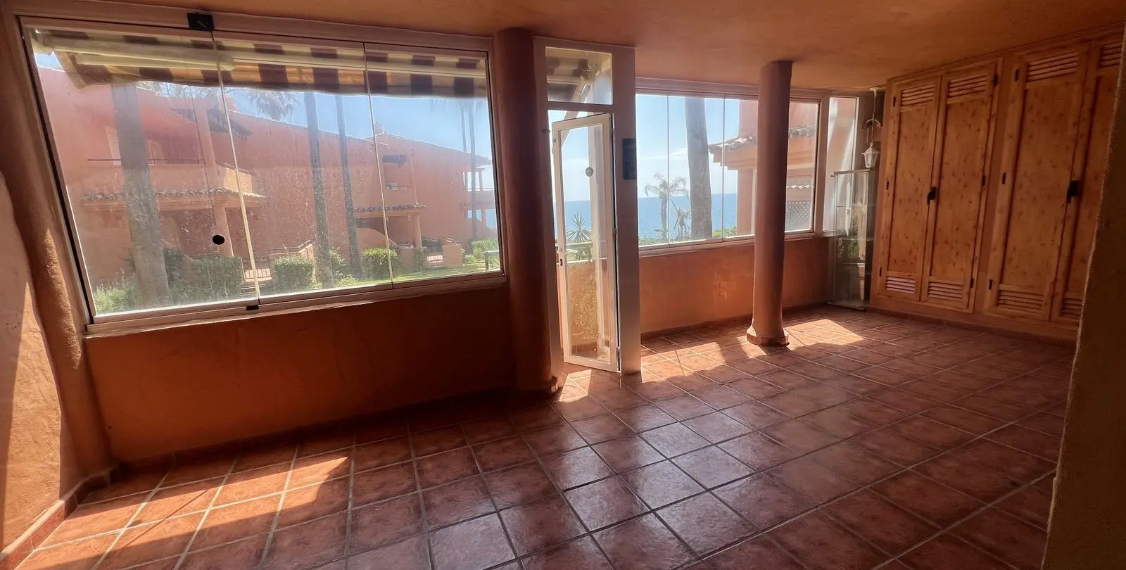 Продажа апартаментов на первом этаже в Estepona 3