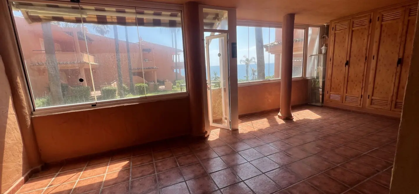 Продажа апартаментов на первом этаже в Estepona 2