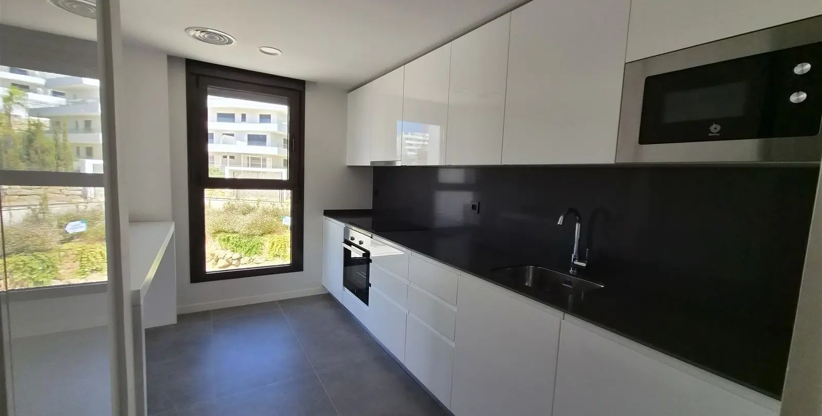 Продажа апартаментов на среднем этаже в Estepona 10