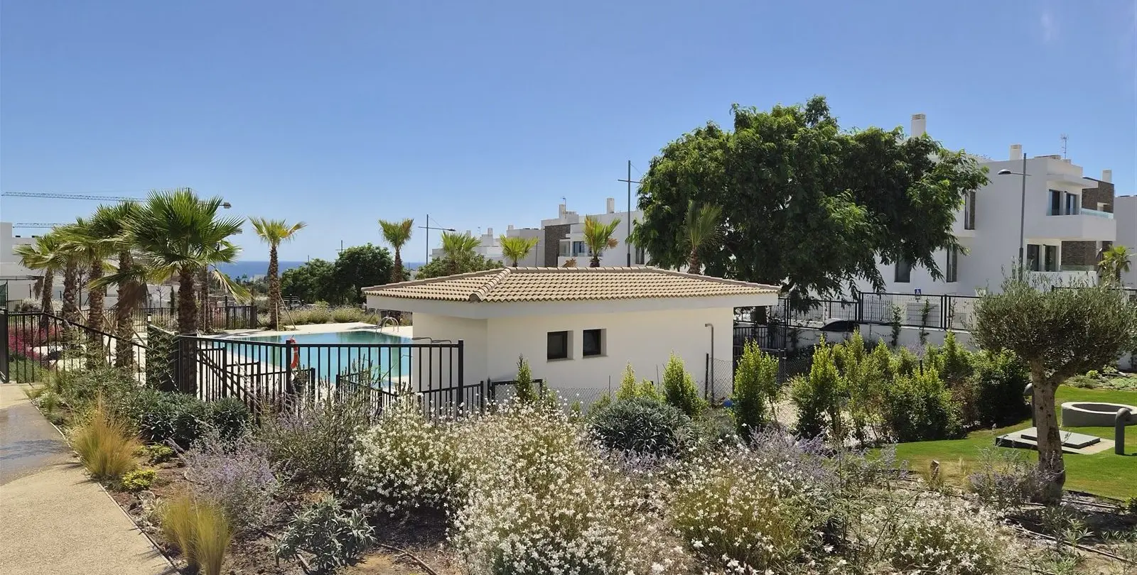 Продажа апартаментов на среднем этаже в Estepona 16