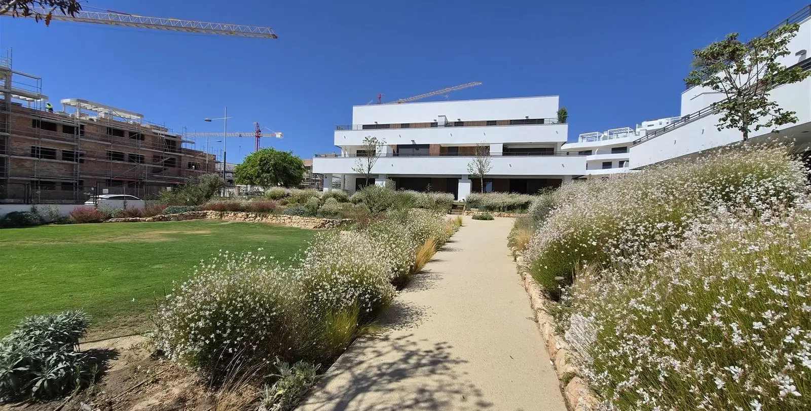 Продажа апартаментов на среднем этаже в Estepona 18