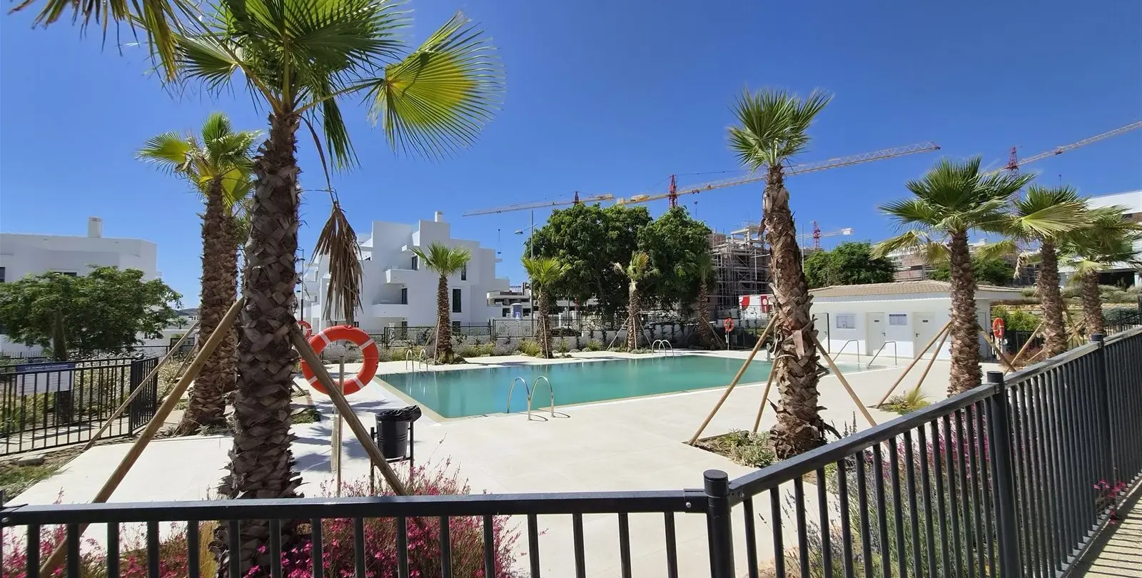 Продажа апартаментов на среднем этаже в Estepona 19