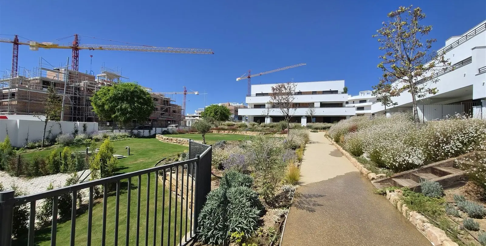 Продажа апартаментов на среднем этаже в Estepona 24