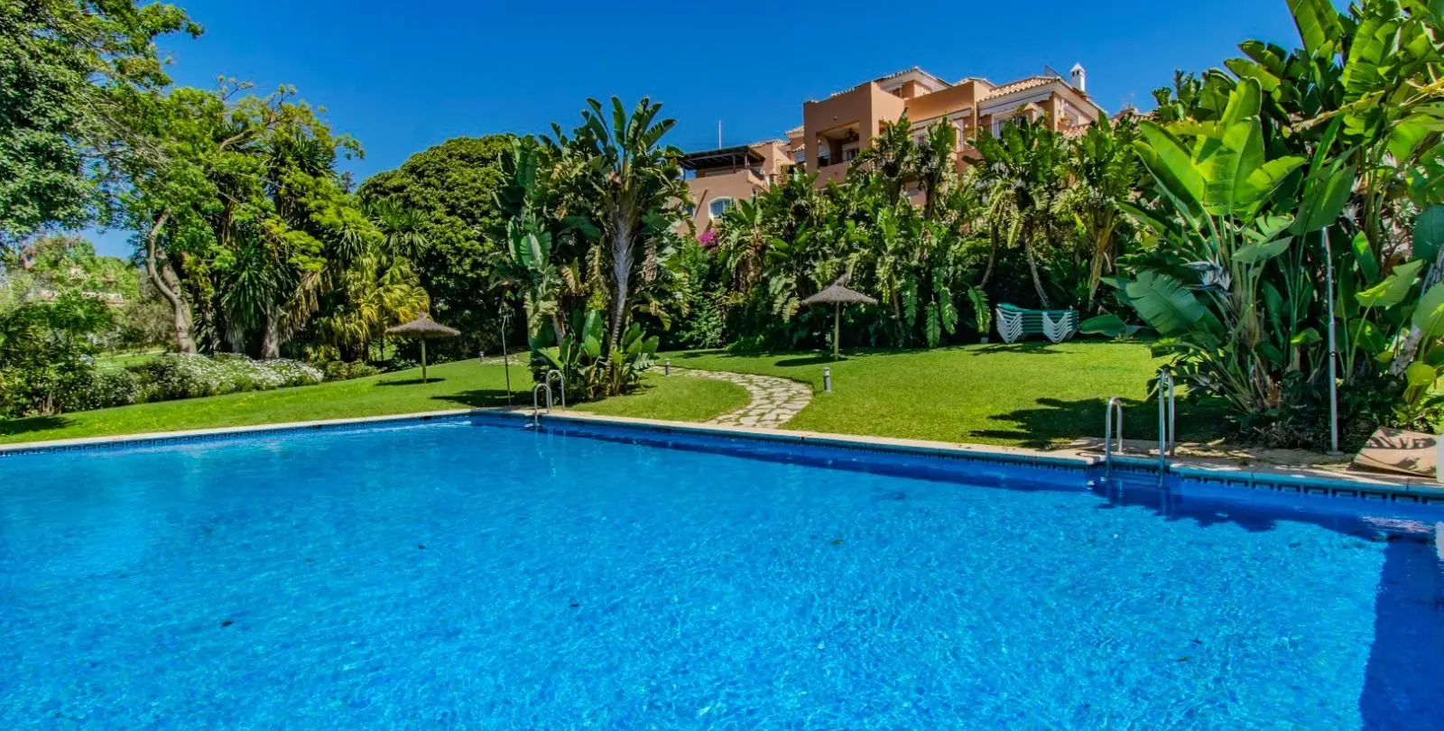 Продажа апартаментов на первом этаже в Guadalmina Alta 2