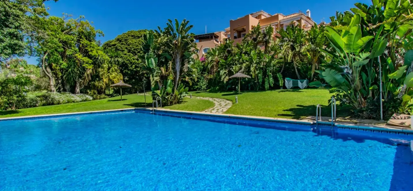Venta de apartamento en planta baja en Guadalmina Alta 1