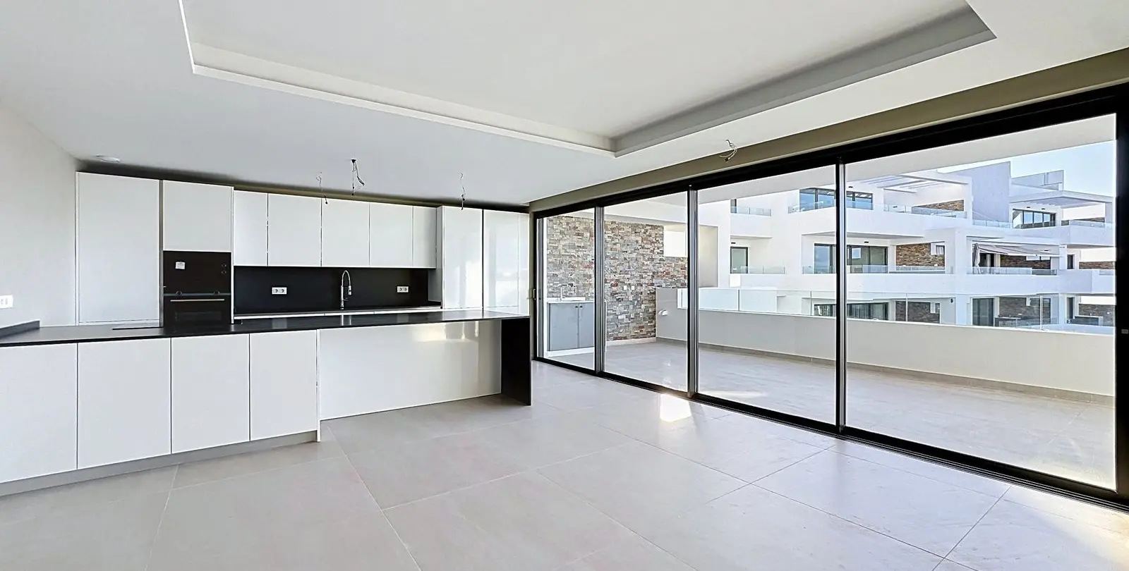 Venta de apartamento en planta media en Estepona 3