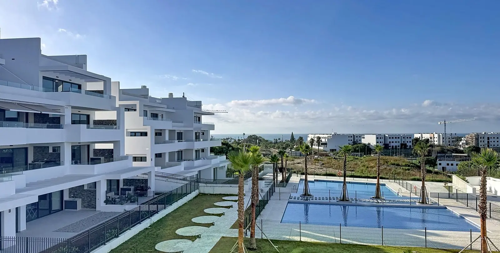 Venta de apartamento en planta media en Estepona 6