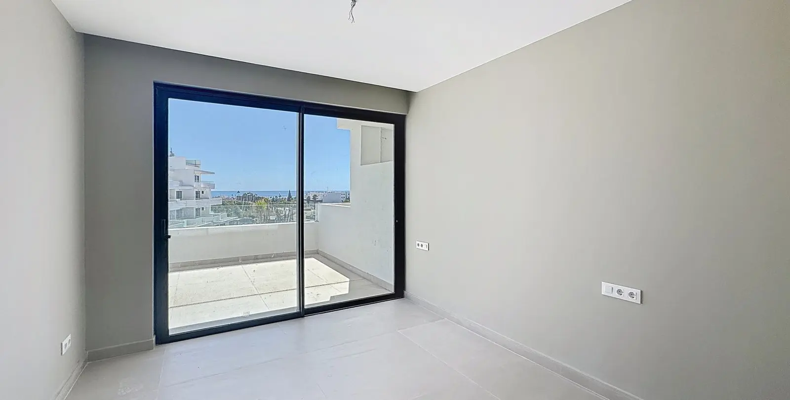 Venta de apartamento en planta media en Estepona 12