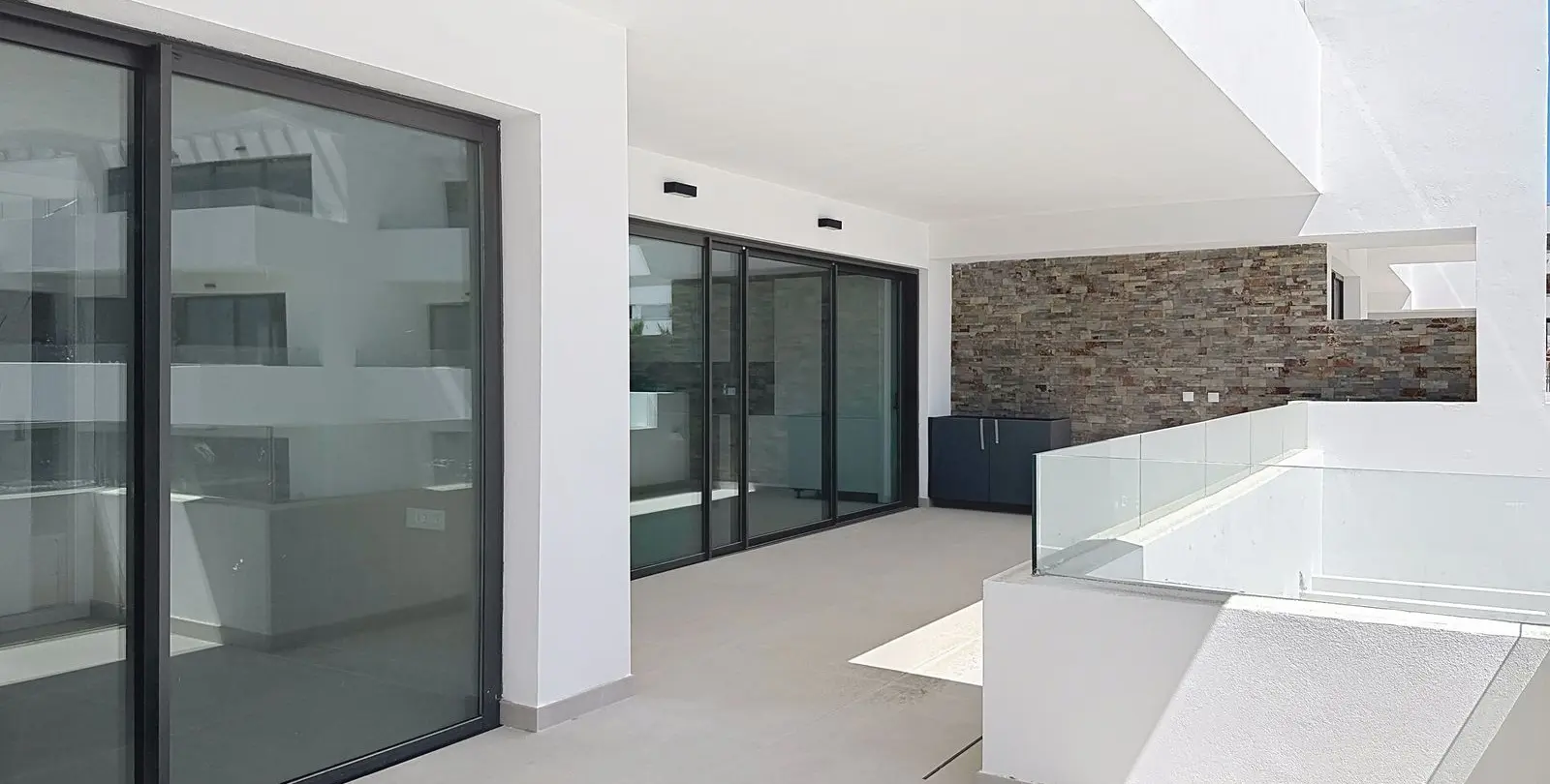Venta de apartamento en planta media en Estepona 13