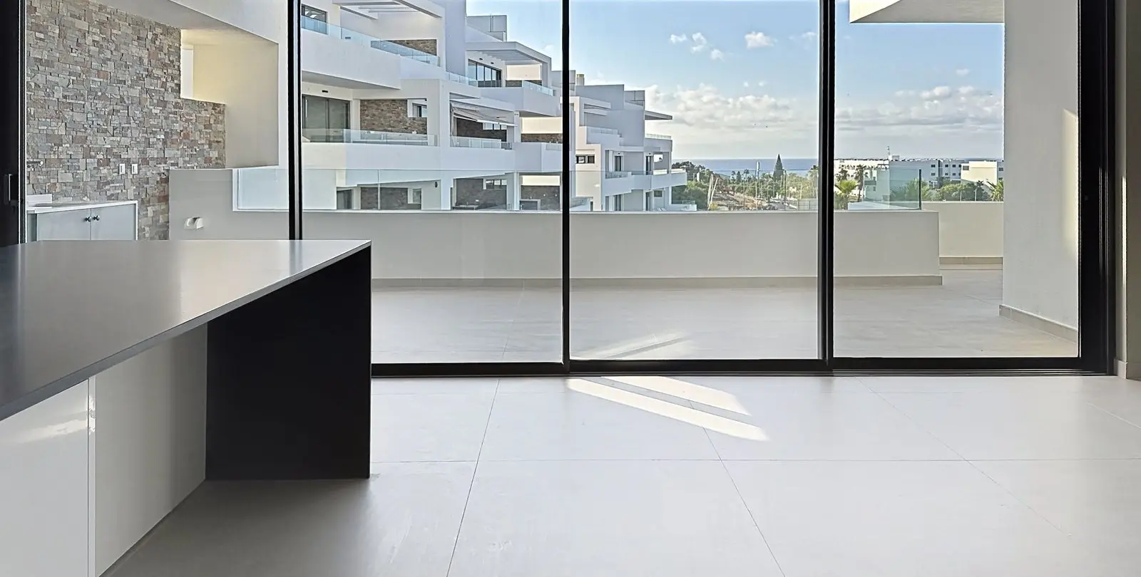 Venta de apartamento en planta media en Estepona 16