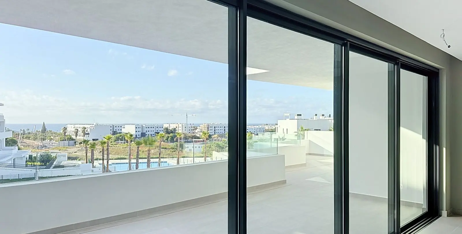 Venta de apartamento en planta media en Estepona 18