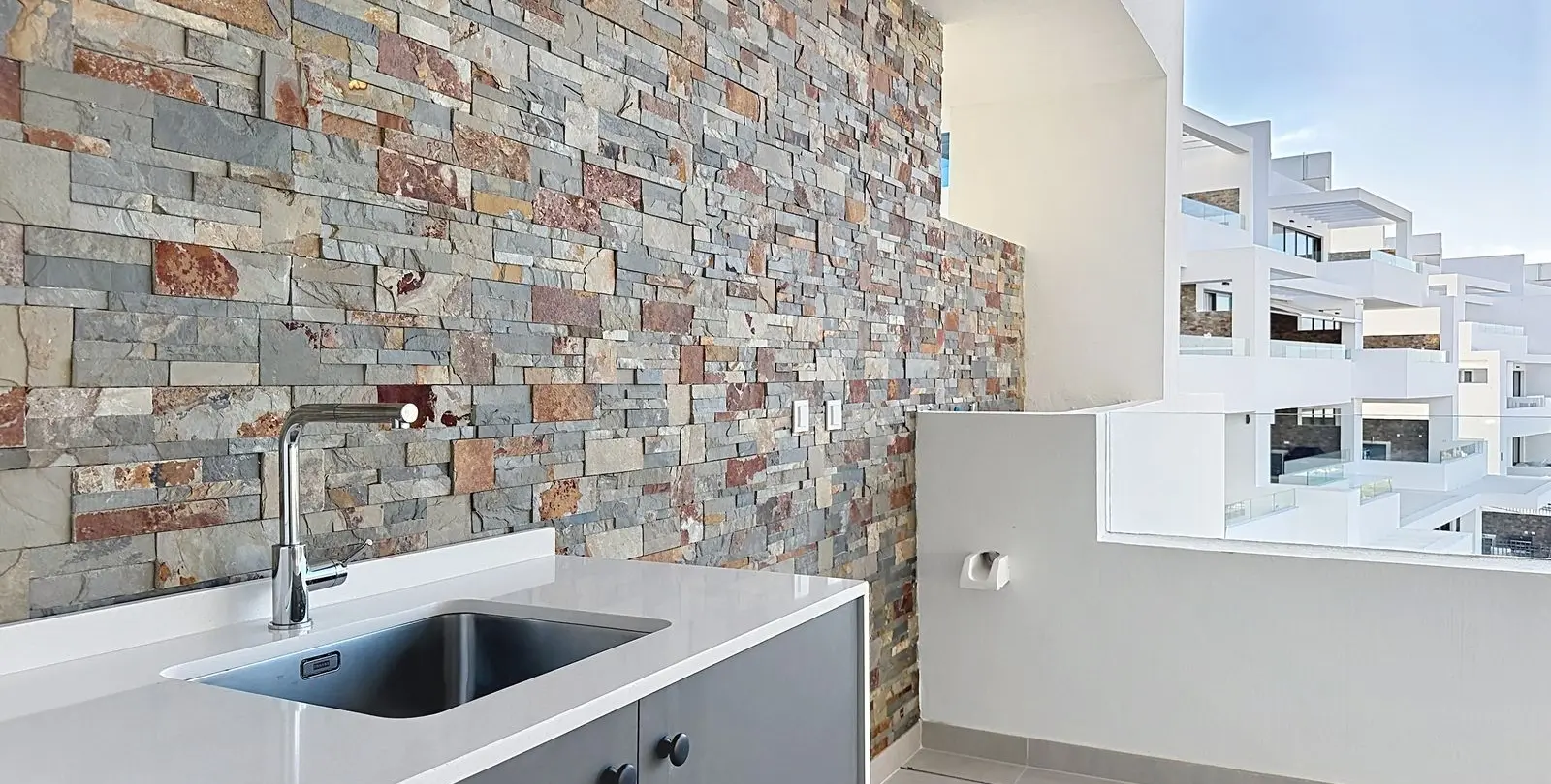 Venta de apartamento en planta media en Estepona 19