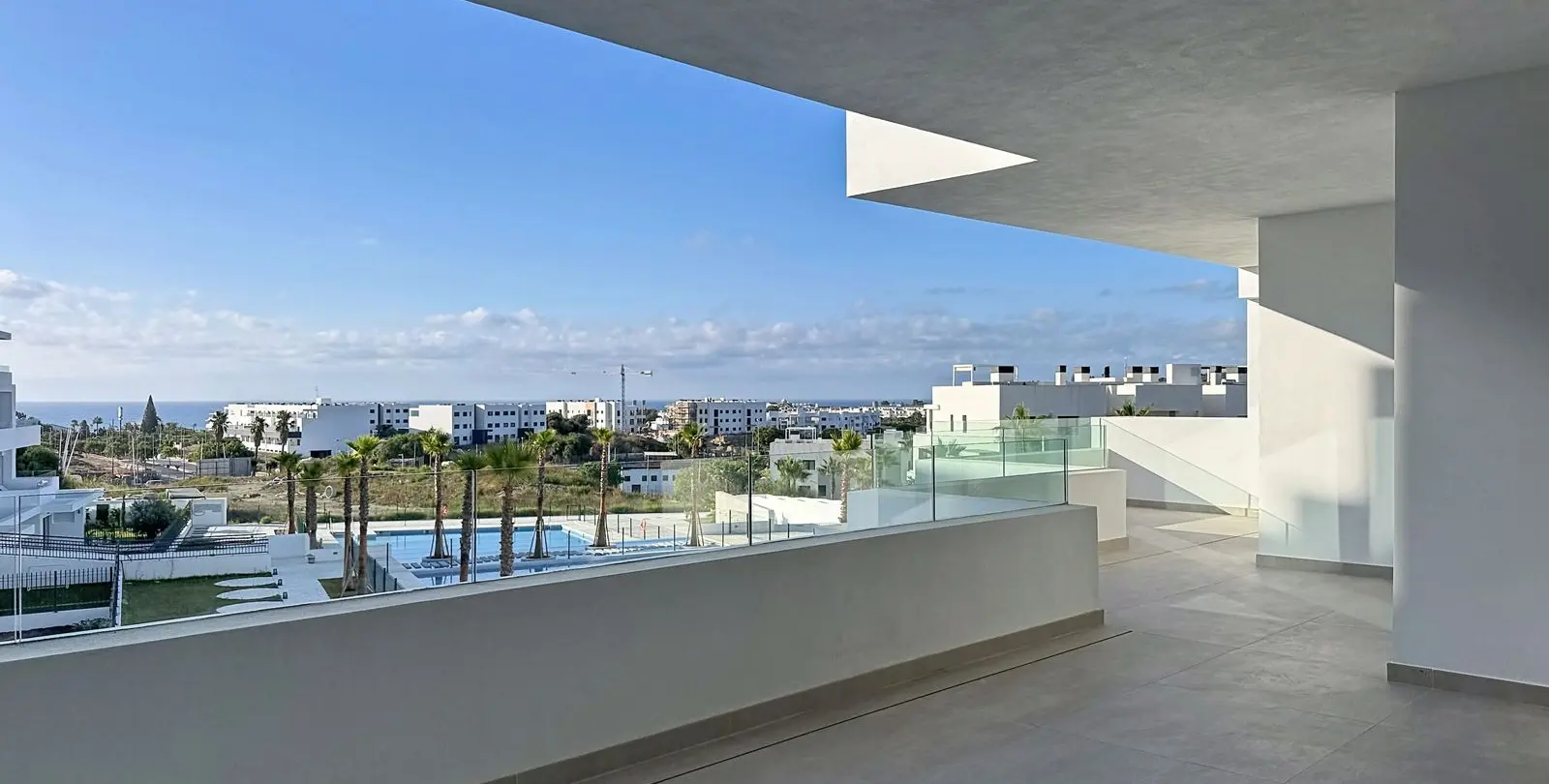 Venta de apartamento en planta media en Estepona 20