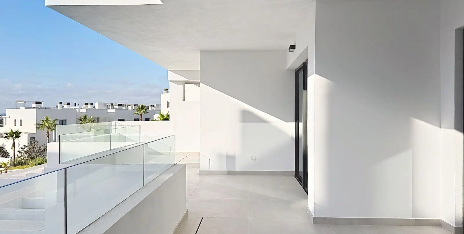Venta de apartamento en planta media en Estepona 22