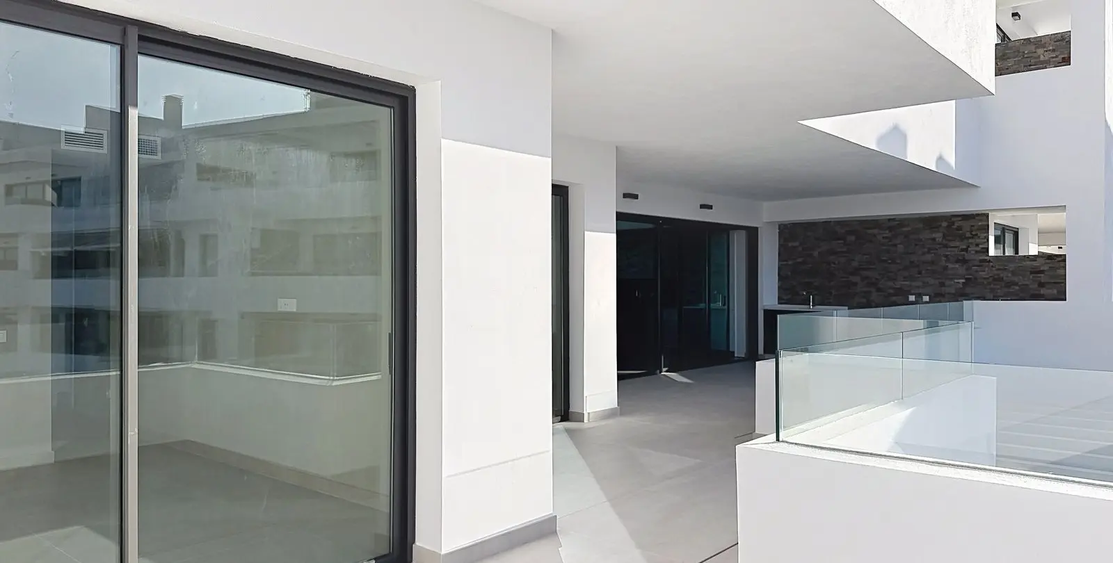 Venta de apartamento en planta media en Estepona 23