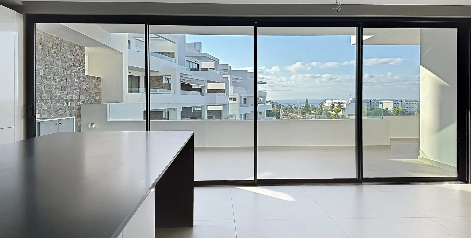 Venta de apartamento en planta media en Estepona 26