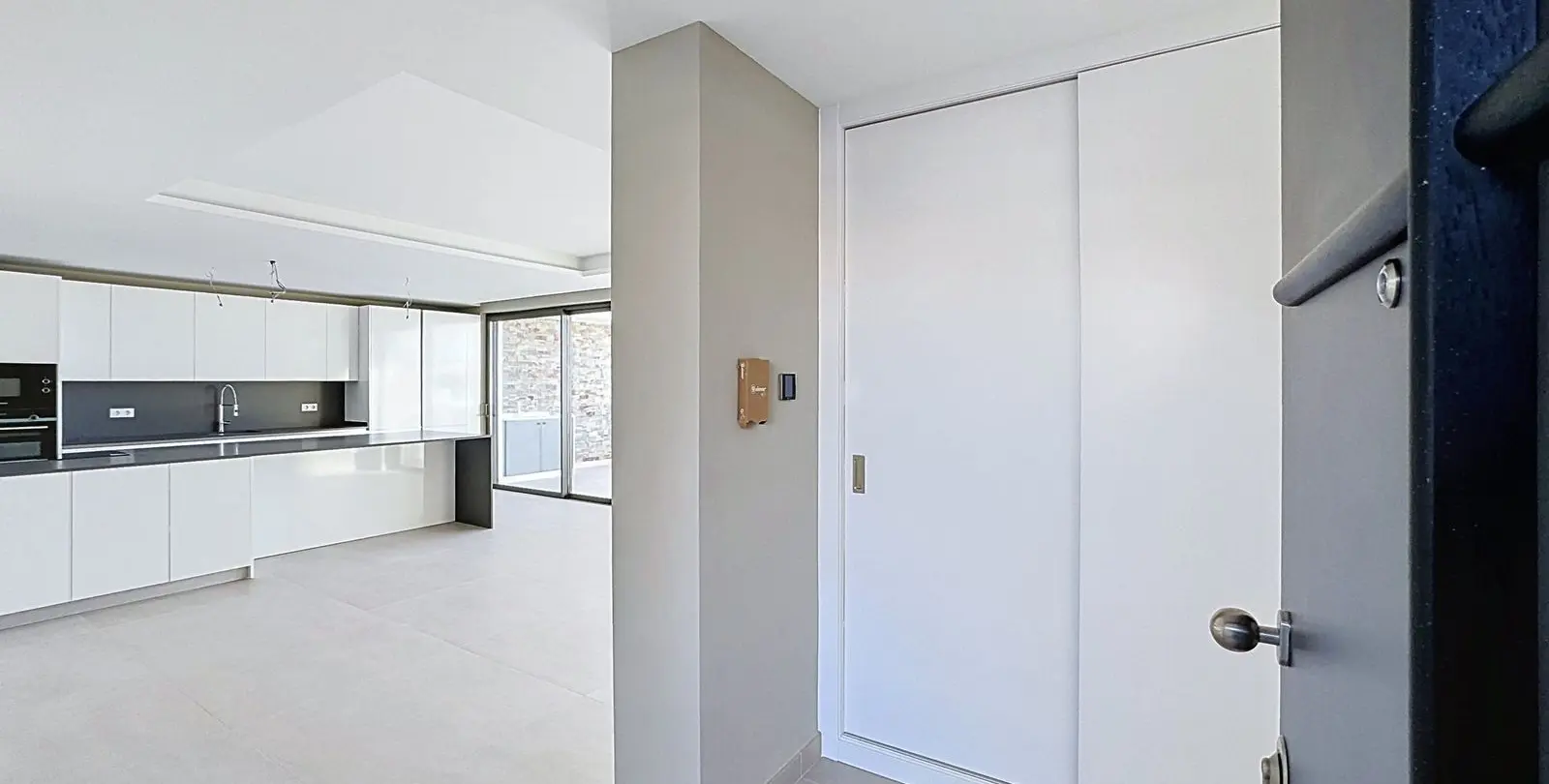 Venta de apartamento en planta media en Estepona 27