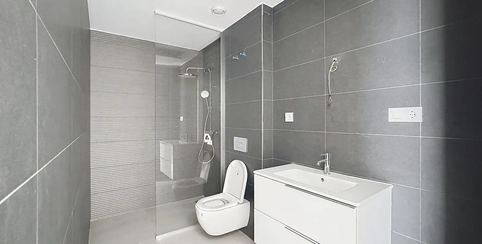 Venta de apartamento en planta media en Estepona 30