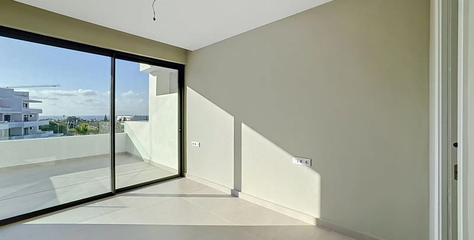 Venta de apartamento en planta media en Estepona 32