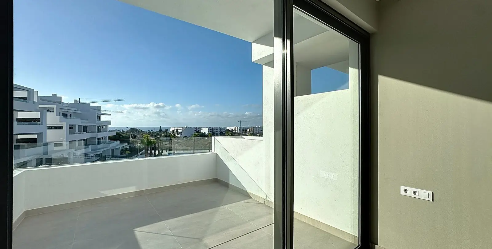 Venta de apartamento en planta media en Estepona 35