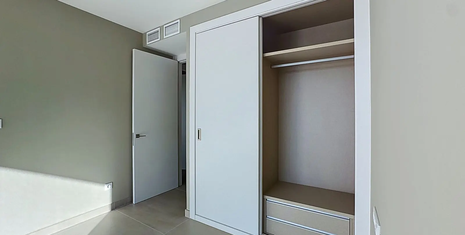 Venta de apartamento en planta media en Estepona 36