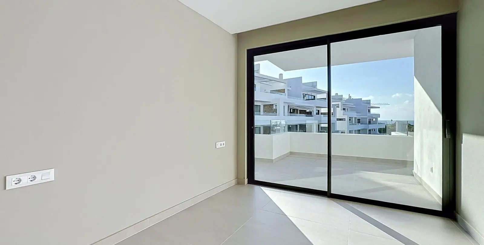Venta de apartamento en planta media en Estepona 37