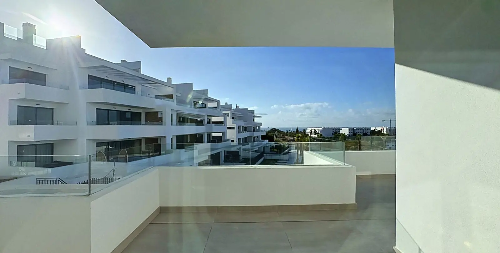 Venta de apartamento en planta media en Estepona 39